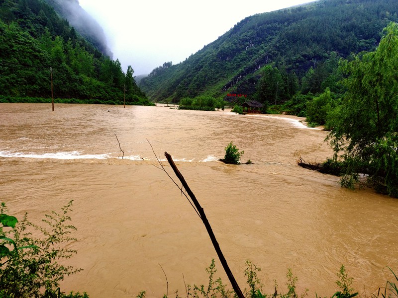 铜仁德江：稳坪镇遭强降雨袭击 党员干部全力抗汛救灾